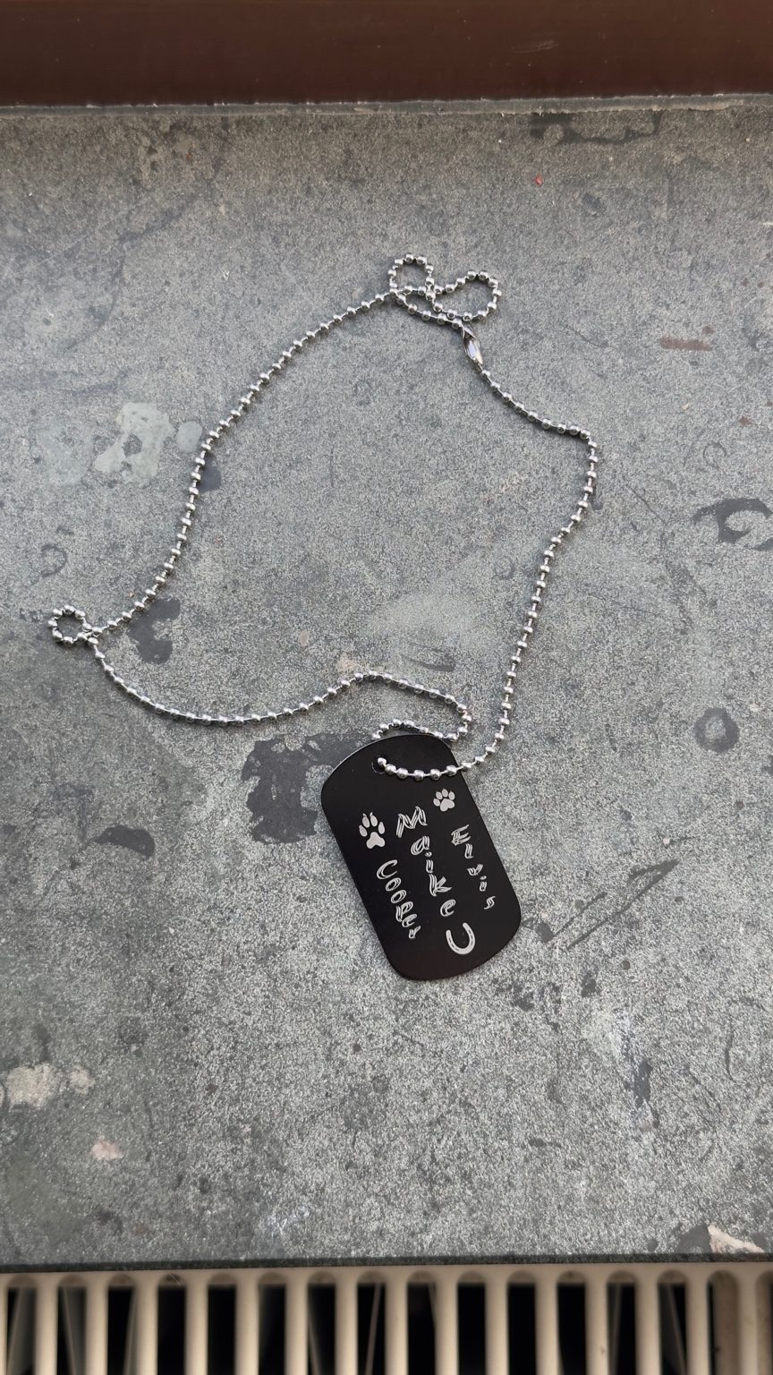 Hundemarken und Tags aus Metall – graviert